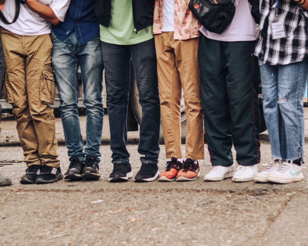 Diverse groep mensen in een community bijeenkomst